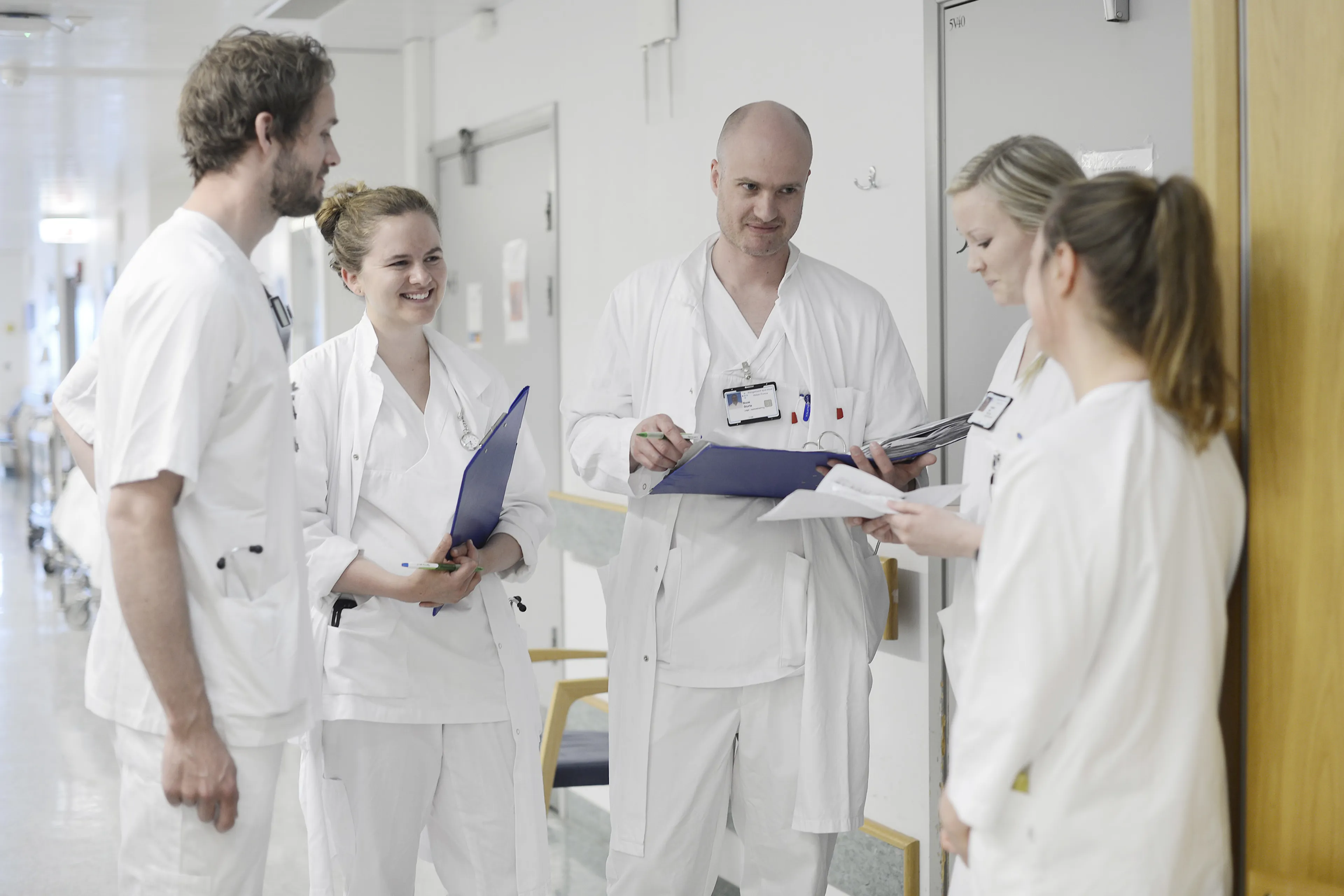 En gruppe mennesker i hvite labfrakker