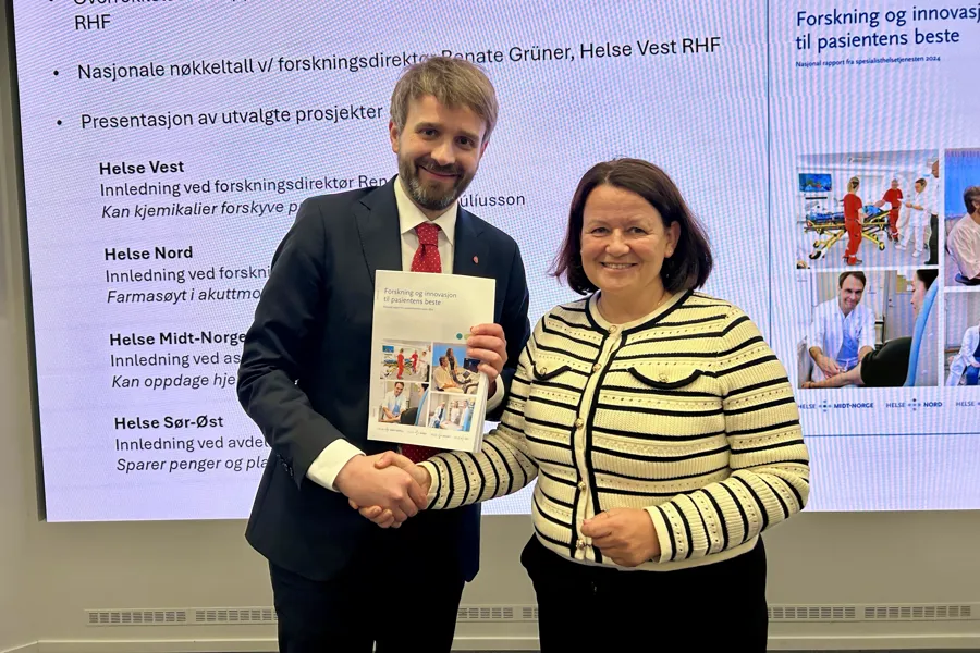 Mann mottar en skriftlig rapport av kvinne