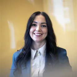 En kvinne som smiler til kameraet