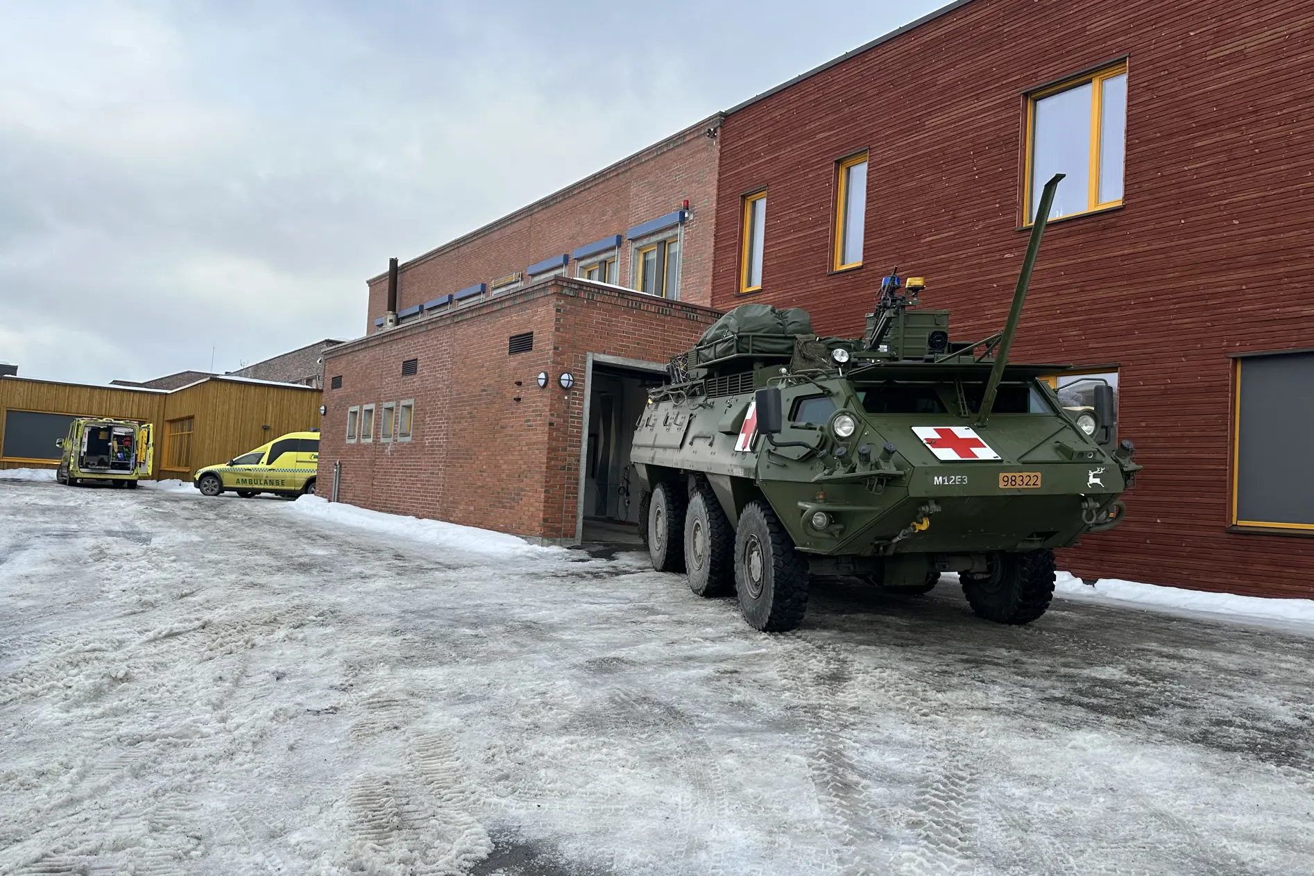 Et militært kjøretøy parkert utenfor en bygning