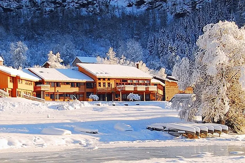En bygning med et snødekt landskap