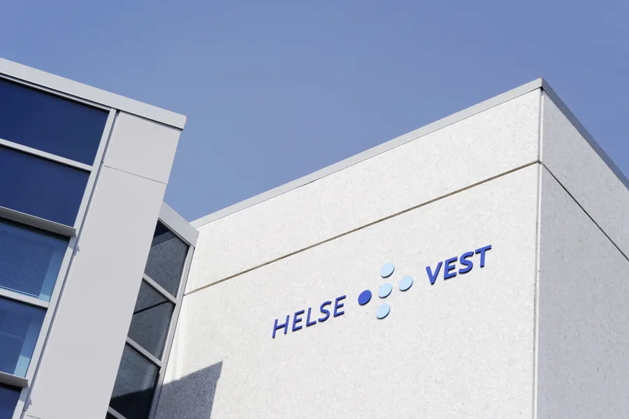 Helse Vest-logo på vegg. Foto.