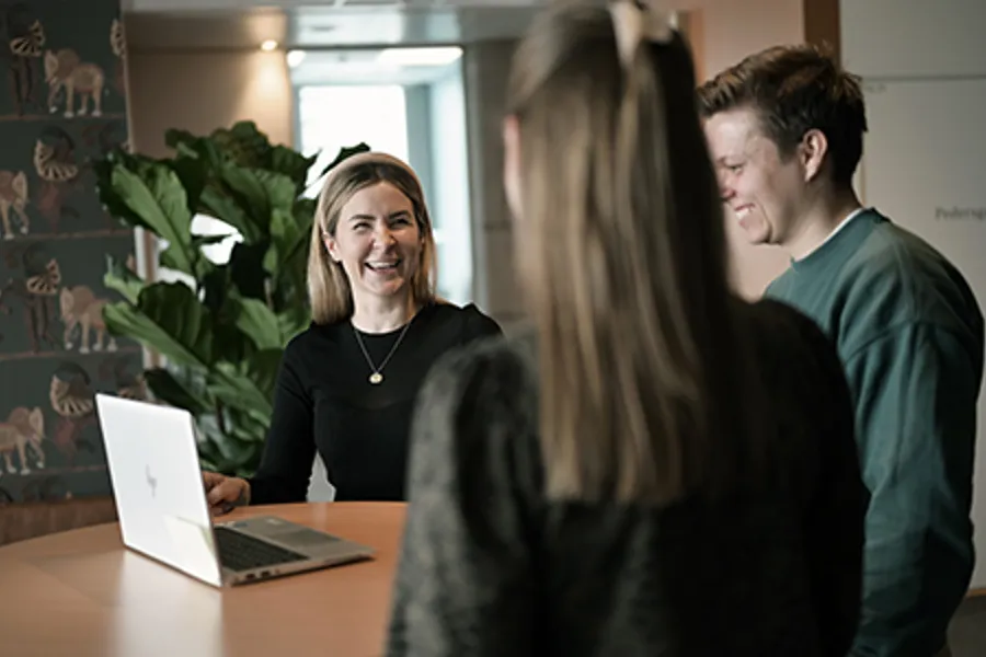 En gruppe mennesker som ser på en bærbar datamaskin