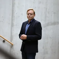 Mann ser mot kamera