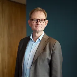 portrett av mann med briller og skjorte