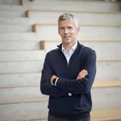 En person som står foran en trapp