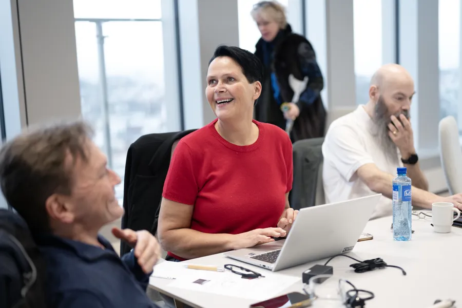 Kvinne i rød genser